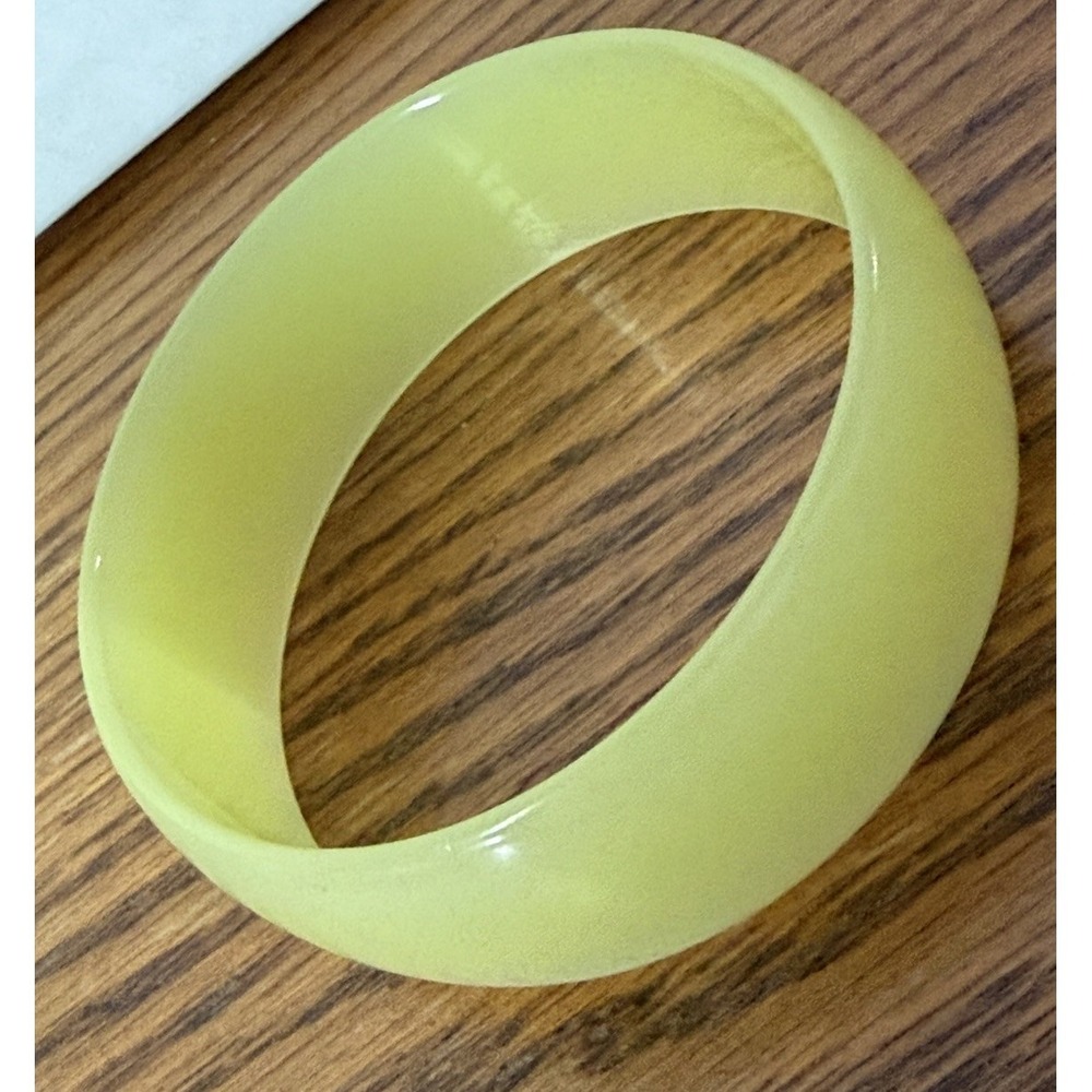 Bangle Bracelet Yellow  Moonglow Effect Vintage Plastic Lucite So Pretty